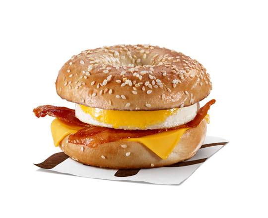 Bagel sésame avec bacon et œuf [550.0 Cal]