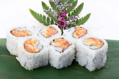 Spicy Salmon Roll (6 pcs)