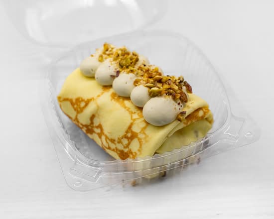 Rouleau de crêpes à la pistache avec panna cotta à la noix de coco / 开心果椰香奶冻坚果脆脆千层卷