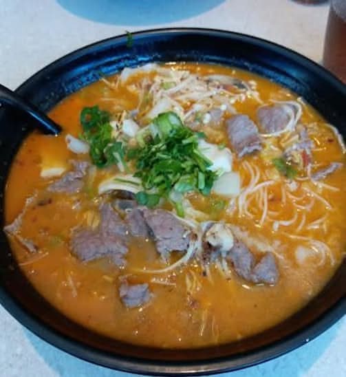 Sliced Beef and Enoki Mushroom with Vermicelli in Spicy Szechuan Fish Soup (麻辣金菇滑牛湯米粉 (魚湯底))