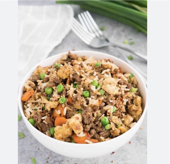 Bold de riz frit à l’ail avec Caldereta au boeuf