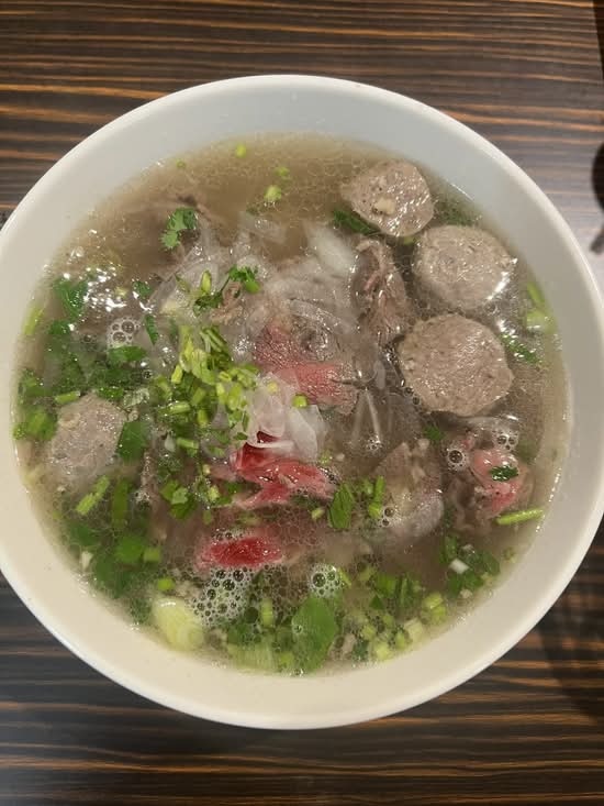 Rare Beef and Beef Ball Phở -Large (Phở tái bò viên)