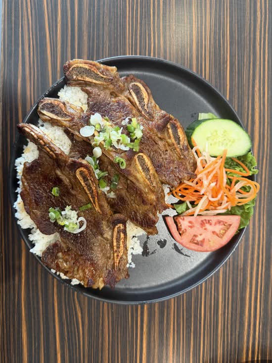 Beef Short rib on rice (Com Sườn bò non)