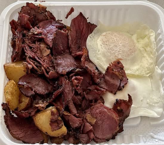 Deux œufs avec smoked meat / Two Eggs One and Smoked Meat