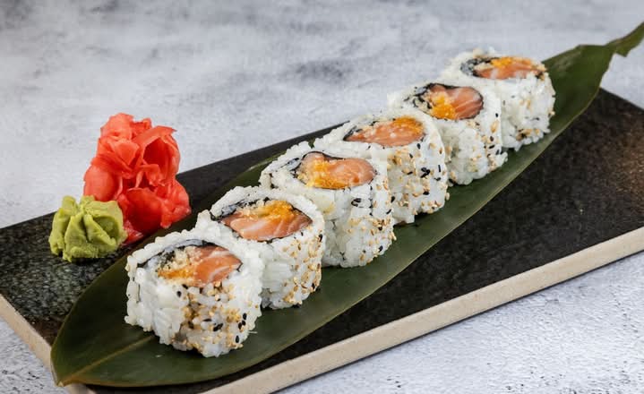 Spicy Salmon Maki (6)