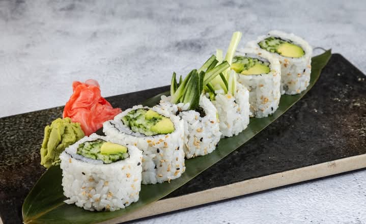 Avocado & Cucumber Maki (6)
