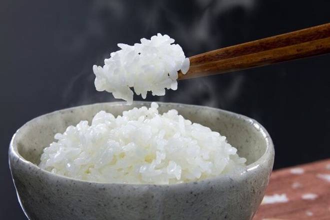 j. Riz cuit à la vapeur / Steamed Rice