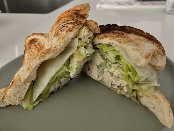 Sandwich au salade de poulet/Chicken salad sandwich