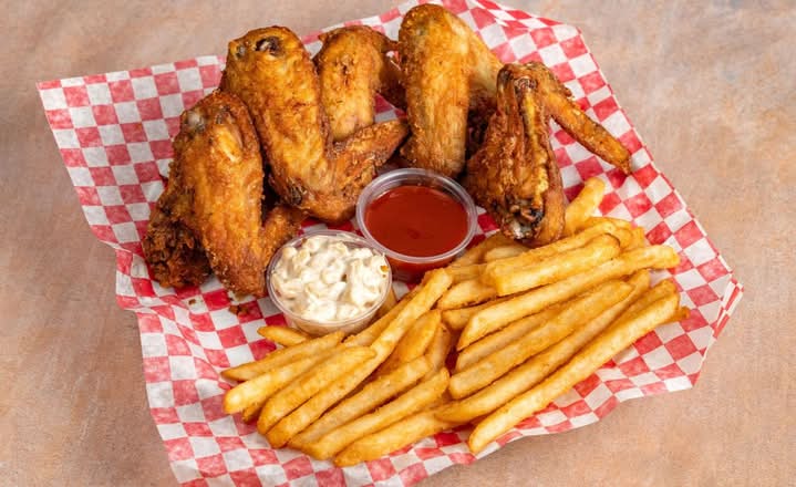 Aile de Poulet Jumbo (5mcx) + Chili-BBQ Sauce + Frite + Salade Macaroni