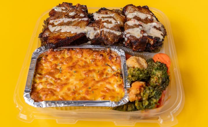 Honey Garlic Lambchops (3) + Riz Djondjon + Mini-Mac & Cheese + Légume Sauté + Aïoli/White Sauce