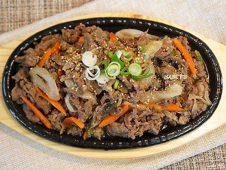 Le Bulgogi (Thin sliced beef with veggies)