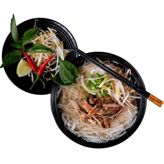 Pho au poulet grillé à la citronnelle / Grilled lemongrass chicken pho