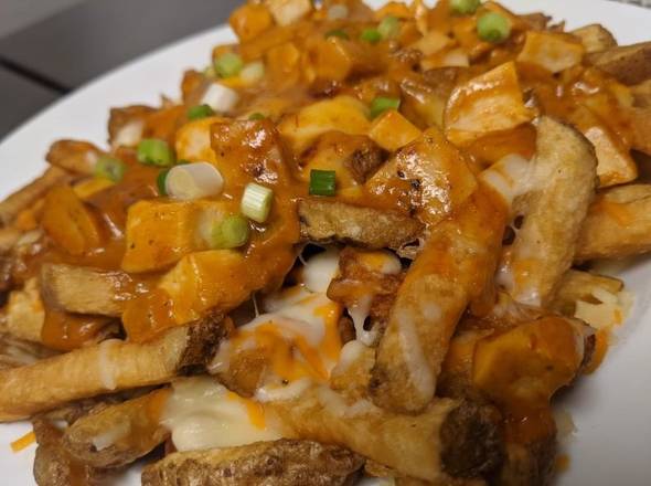 Butter chicken poutine