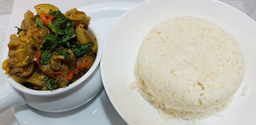COMBO- Cow foot pepper soup with white rice/ Soupe de pattes de vache au piment avec du riz blanc