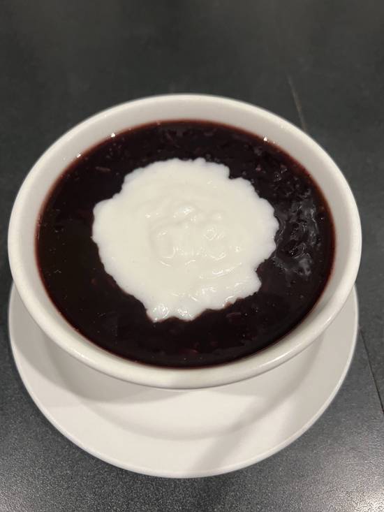 DE.03 Black Glutinous Rice with Coconut Meat Topped with Coconut Cream