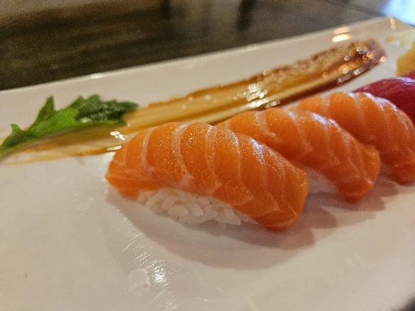 Salmon Sushi (2pcs)
