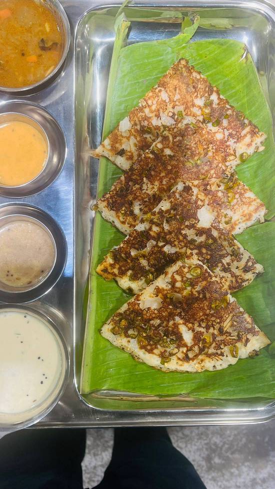 Chilli Onion Uthappam / Uthappam aux oignons et au piment