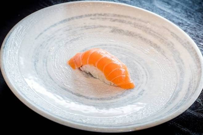 Salmon Sushi (1 pc)
