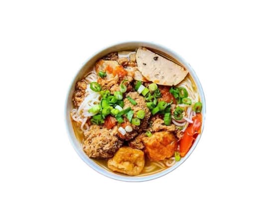 Crab vermicelli noodle soup/ bún riêu cua, 3 cua viên, 3 đậu, 3 chả lụa, cà chua, giá, hành các loại, rau bạc hà.