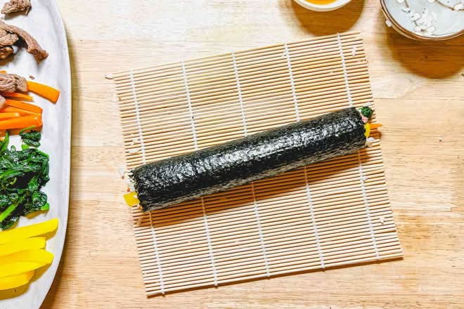 Chicken bulgogi bibimbap roll/ cuốn rong biển cuộn gà sốt Bulgogi, dưa chua, củ cải, dưa chuột