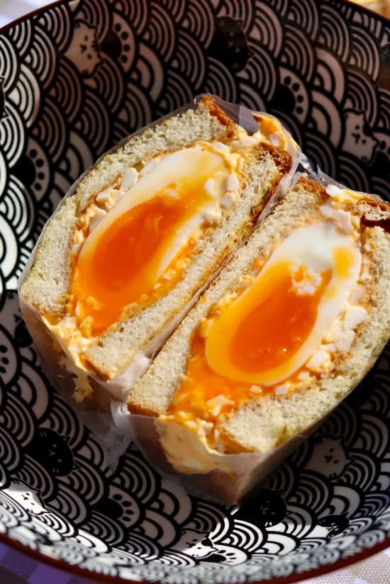 Egg sandwich/ bánh mì kẹp trứng trộn mayo và trứng xì dầu ở giữa
