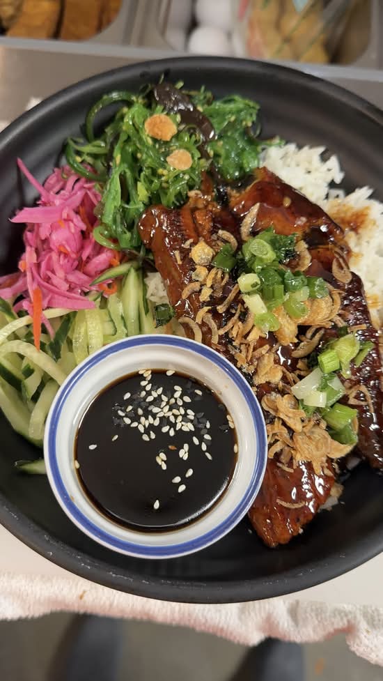 Japanese style Eel on Rice/ Cơm lươn, dưa chua, dưa chuột, rong biển, trứng xì dầu, ăn kèm sốt xì dầu pha.