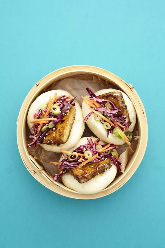 Steamed bao with tofu Bulgogi / bánh bao đậu phụ bulgogi, củ cải chua, dưa chuột, dầu hành, hành khô, mè