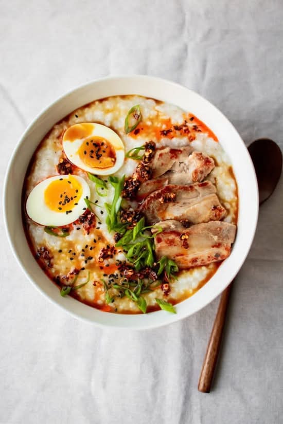 Oat congee with beef shank/ cháo yến mạch với bắp bò, hành khô, trứng xì dầu, dầu hành xanh, ngò, tiêu.