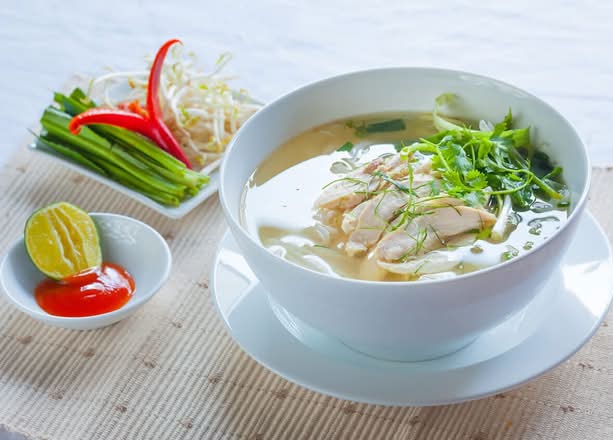 Boiled chicken noodle soup/ phở gà luộc