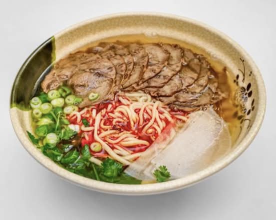Spicy beef shank with ramen noodles/ Ramen súp với bắp bò, củ cải, hành, ngò, cay.
