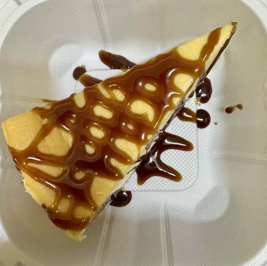 Brown sugar Cheese Cake with pearls/ Bánh phô mai rưới sốt đường nâu, thêm trân châu.