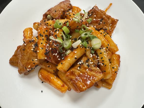 Tteokbokki Rice Cake and fish balls Spicy Korean Sauce/ bánh gạo  và chả cá xào cay
