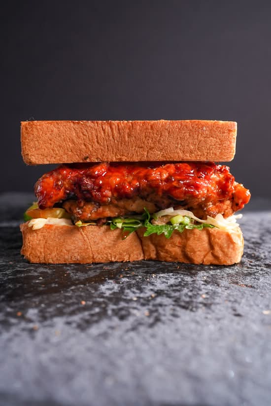 Gochujang Chicken Sandwich/ Bánh mì lát kẹp gà sốt cay hàn quốc, mayo, xà lách