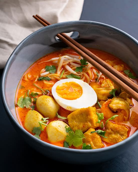 Laksa malaysia noodle soup/ phở tôm, chả cá viên, đậu phụ, hành, ngò, giá, súp laksa dừa chua cay