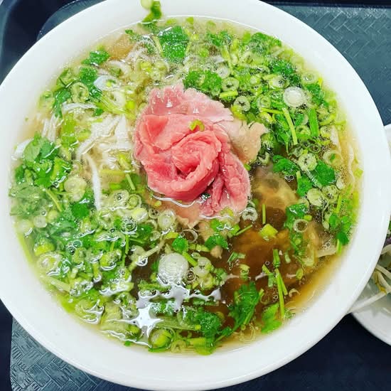 Rare beef noodle soup/ phở tái, các loại hành, tiêu bắc