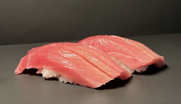 Tuna Nigiri (2 pcs)