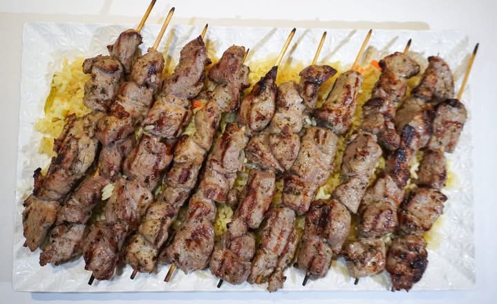 Family special- 10 Bâtonnets de Souvlakis au Porc + Frites ou Riz format familial
