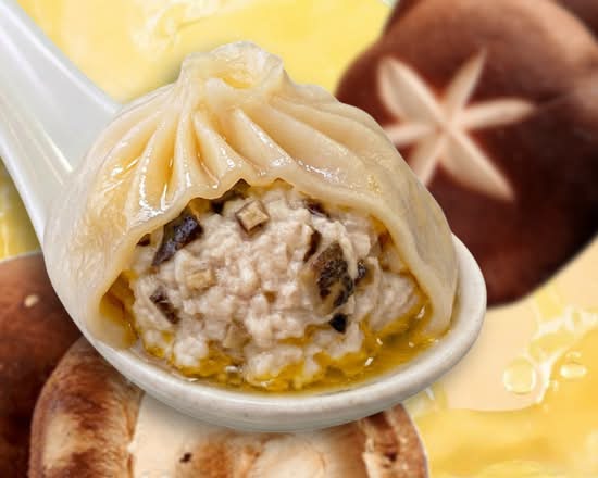 15.Juicy Chicken & Mushroom Dumpling / 15. Poulet & Champignon Xiao Long Bao
