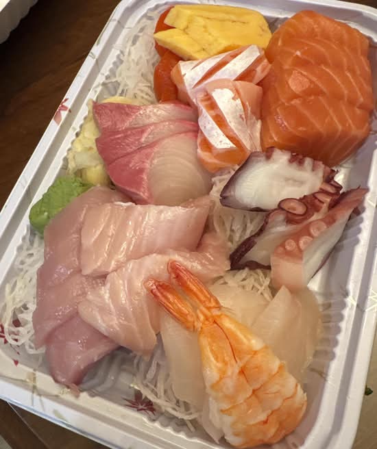 Deluxe Assorted Sashimi (24 pcs)