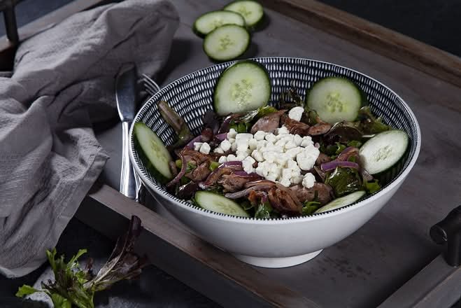 Salade de canard confit et fromage de chèvre / Duck Confit Salad and Goat Cheese