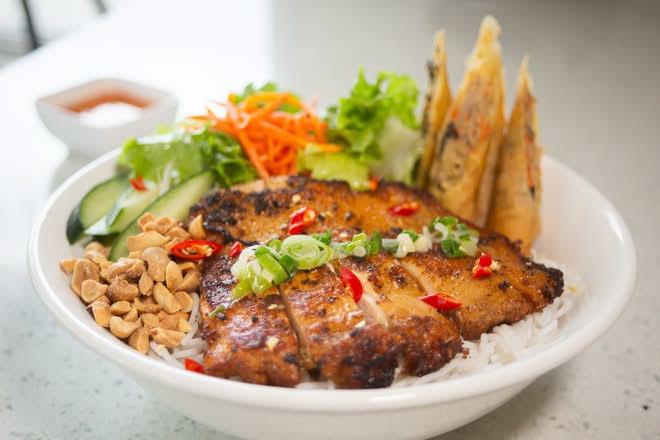 Bún Gà / Thịt Nướng Chả Giò - Vermicelli Bowl