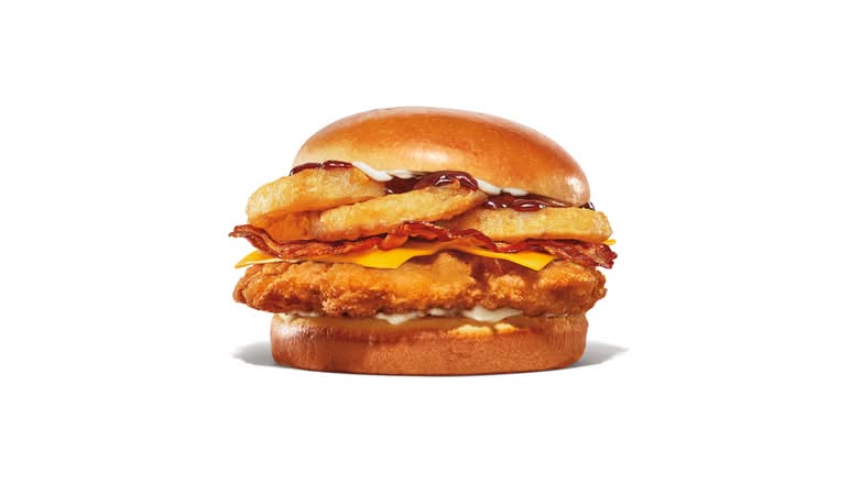 Sandwich au poulet croustillant bacon rondelles d'oignon