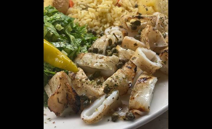 Assiette de calmars grillés / Grilled calamari plate plate