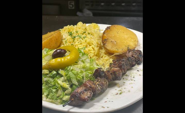 Une assiette de bâtonnets de porc Souvlaki / One Pork stick Souvlaki Plate