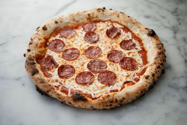 Pizza pepperoni et fromage / Pepperoni & Cheese Pizza