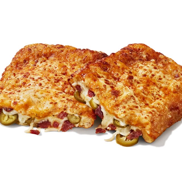 Pain CheeZZy de Domino’s Pizza, farcis avec bacon et piments jalapenos / Domino’s Pizza Stuffed Cheesy Bread with Bacon & Jalapeno