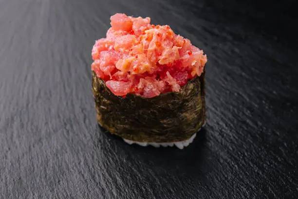 18. Spicy Tuna Gunkan (Thon Épicé)