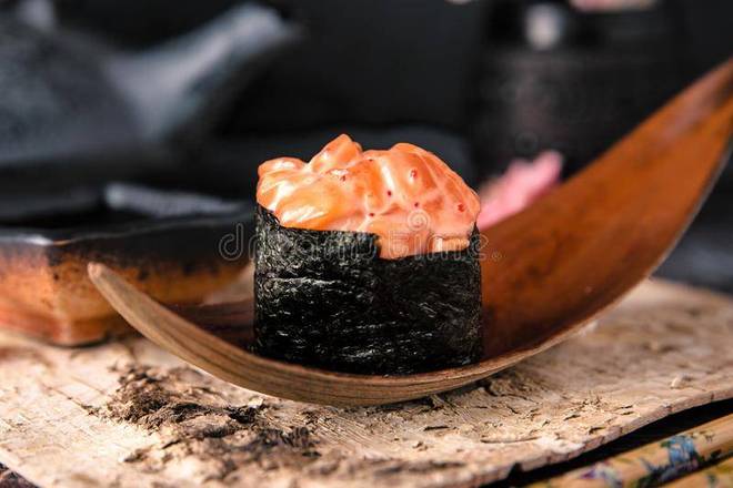 17. Spicy Salmon Gunkan (Saumon Épicé)
