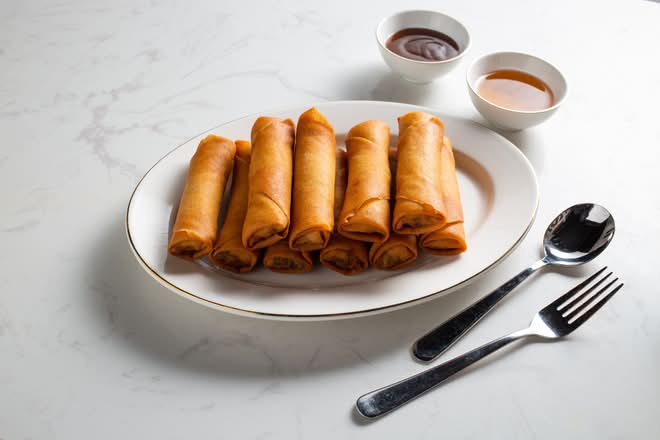 1. Spring Rolls / Chȧ Giò ( 2 Spring Rolls )