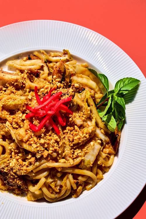 W12 udon au poulet avec sauce arachide (épicé) / W12 Chicken Udon with Peanut Sauce (Spicy)